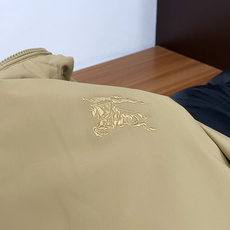 巴宝莉 码数M-3xL 重磅推荐!2026秋冬新品 官网同步发售 简约立领棉衣夹克外套 进口原版高品质聚酯纤维面料,工艺 巴宝莉 码数M-3xL 重磅推荐!2026秋冬新品 官网同步发售 简约立领棉衣夹克外套 进口原版高品质聚酯纤维面料,工艺