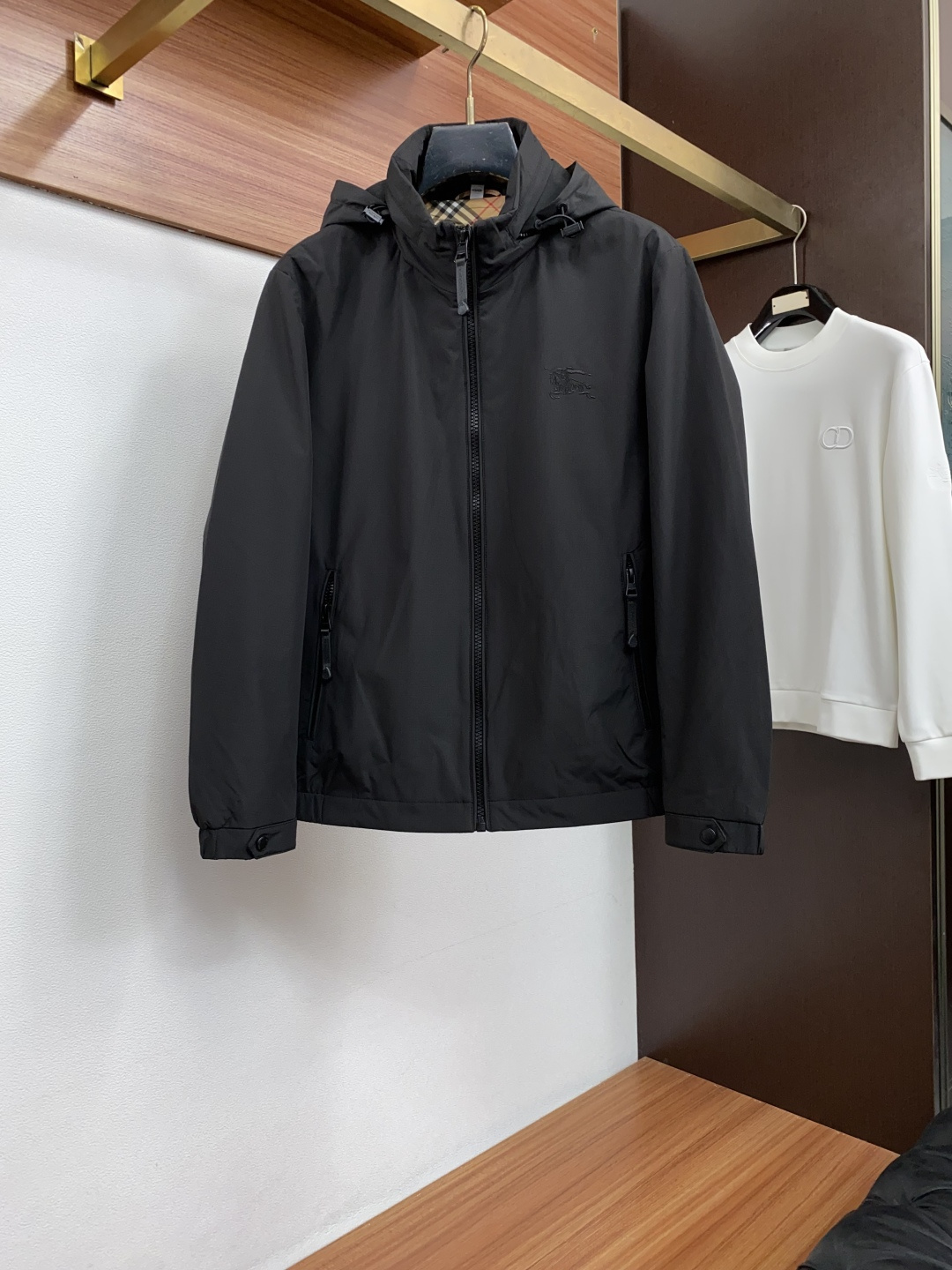 巴宝莉 码数M-3xL 重磅推荐!2026秋冬新品 官网同步发售 简约立领棉衣夹克外套 进口原版高品质聚酯纤维面料,工艺 巴宝莉 码数M-3xL 重磅推荐!2026秋冬新品 官网同步发售 简约立领棉衣夹克外套 进口原版高品质聚酯纤维面料,工艺