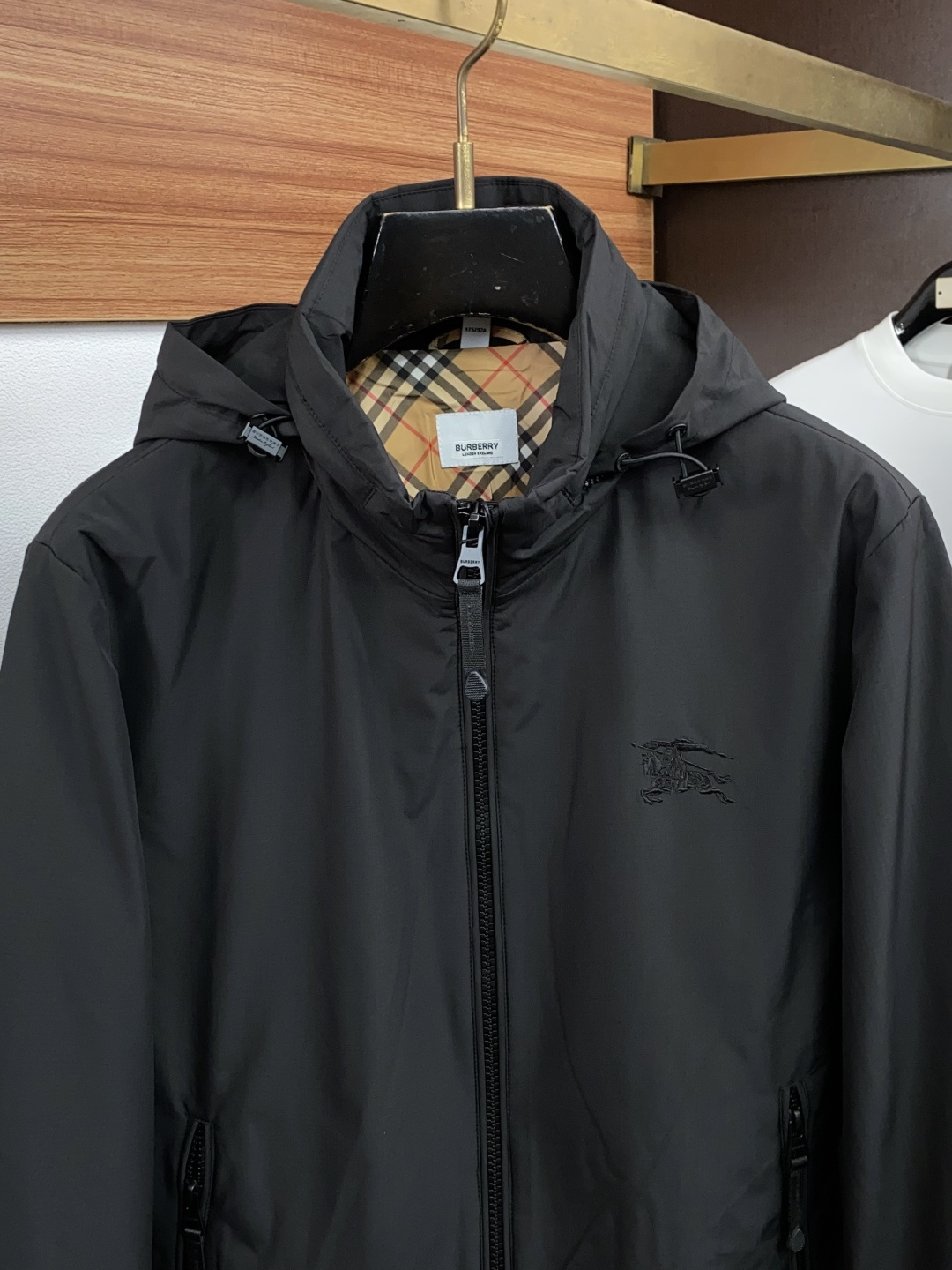 巴宝莉 码数M-3xL 重磅推荐！2026秋冬新品 官网同步发售 简约立领棉衣夹克外套 进口原版高品质聚酯纤维面料，工艺
