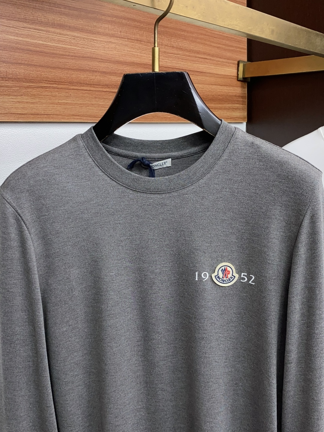蒙口 码数 M-3xL Moncler26秋冬新款打底衫     Moncler这款打底衫精选成份:54%粘纤 28%腈