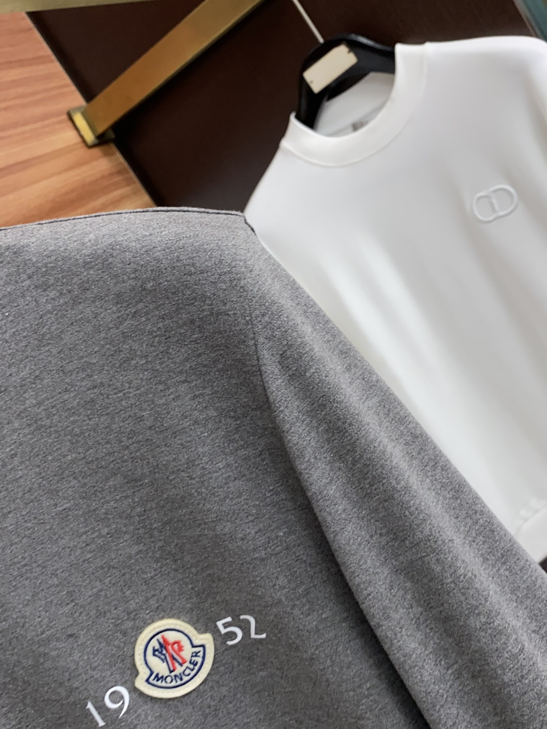 蒙口 码数 M-3xL Moncler26秋冬新款打底衫     Moncler这款打底衫精选成份:54%粘纤 28%腈