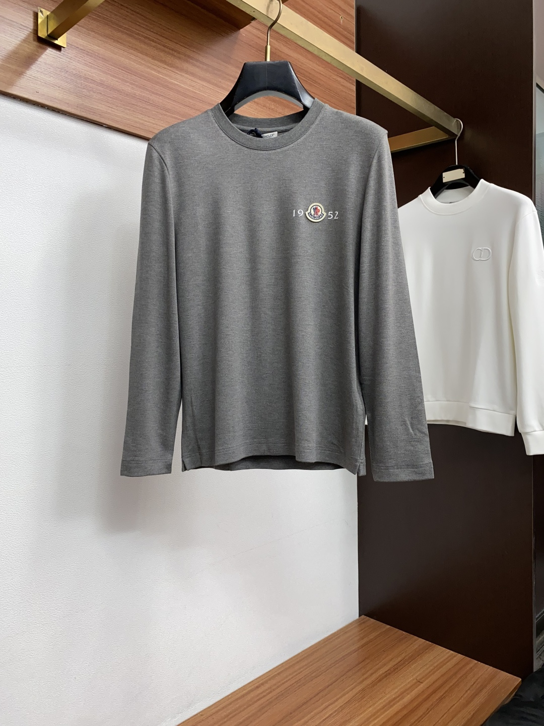 蒙口 码数 M-3xL Moncler26秋冬新款打底衫 Moncler这款打底衫精选成份:54%粘纤 28%腈 蒙口 码数 M-3xL Moncler26秋冬新款打底衫 Moncler这款打底衫精选成份:54%粘纤 28%腈