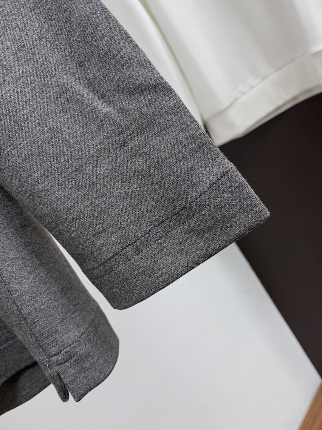 蒙口 码数 M-3xL Moncler26秋冬新款打底衫     Moncler这款打底衫精选成份:54%粘纤 28%腈