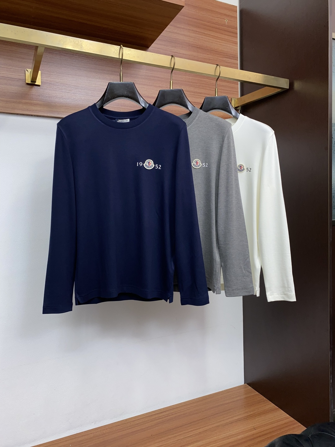 蒙口 码数 M-3xL Moncler26秋冬新款打底衫 Moncler这款打底衫精选成份:54%粘纤 28%腈 蒙口 码数 M-3xL Moncler26秋冬新款打底衫 Moncler这款打底衫精选成份:54%粘纤 28%腈