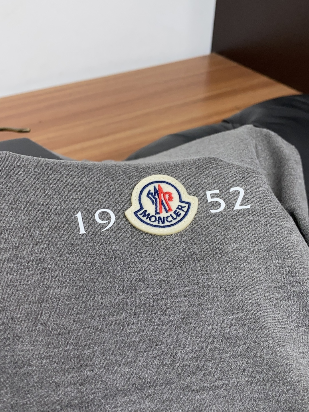 蒙口 码数 M-3xL Moncler26秋冬新款打底衫     Moncler这款打底衫精选成份:54%粘纤 28%腈