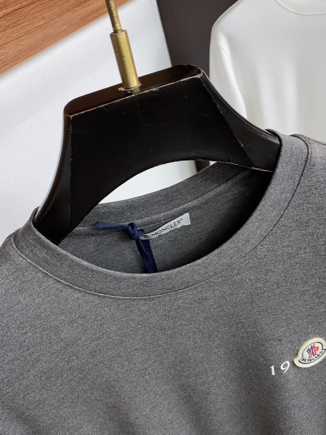 蒙口 码数 M-3xL Moncler26秋冬新款打底衫     Moncler这款打底衫精选成份:54%粘纤 28%腈
