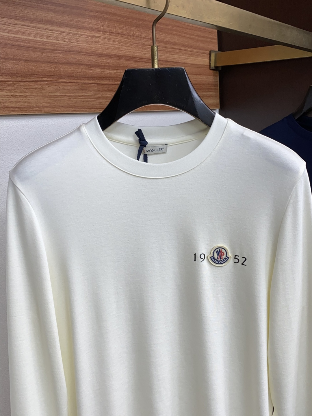蒙口 码数 M-3xL Moncler26秋冬新款打底衫 Moncler这款打底衫精选成份:54%粘纤 28%腈 蒙口 码数 M-3xL Moncler26秋冬新款打底衫 Moncler这款打底衫精选成份:54%粘纤 28%腈
