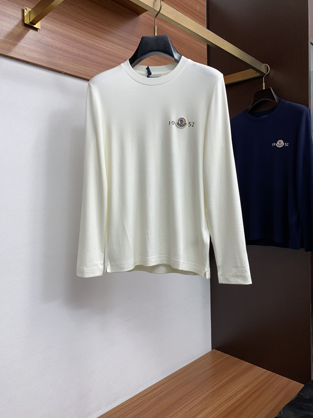 蒙口 码数 M-3xL Moncler26秋冬新款打底衫 Moncler这款打底衫精选成份:54%粘纤 28%腈 蒙口 码数 M-3xL Moncler26秋冬新款打底衫 Moncler这款打底衫精选成份:54%粘纤 28%腈