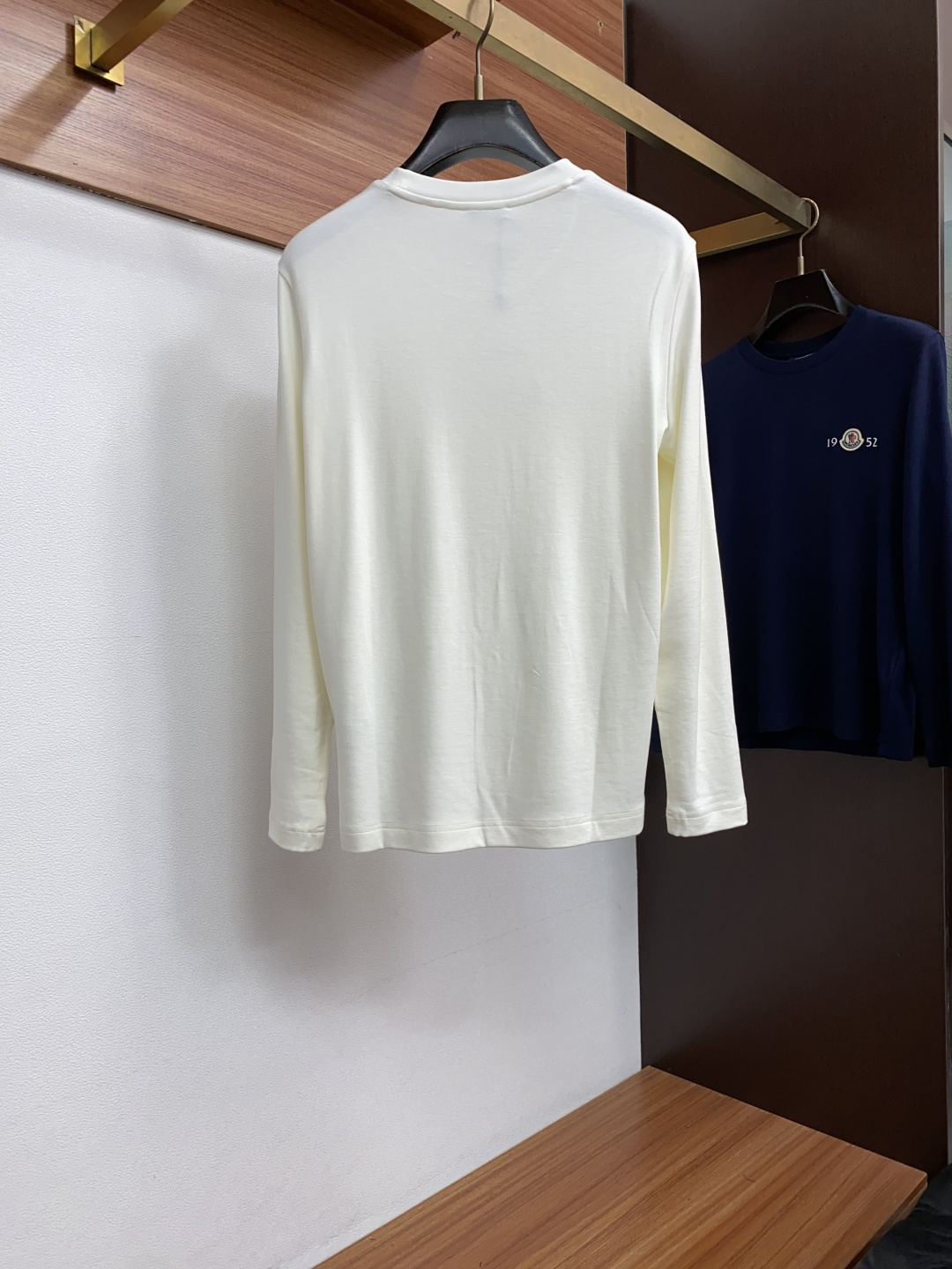 蒙口 码数 M-3xL Moncler26秋冬新款打底衫 Moncler这款打底衫精选成份:54%粘纤 28%腈 蒙口 码数 M-3xL Moncler26秋冬新款打底衫 Moncler这款打底衫精选成份:54%粘纤 28%腈