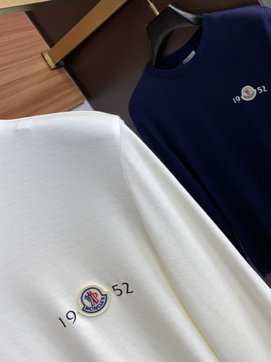 蒙口 码数 M-3xL Moncler26秋冬新款打底衫 Moncler这款打底衫精选成份:54%粘纤 28%腈 蒙口 码数 M-3xL Moncler26秋冬新款打底衫 Moncler这款打底衫精选成份:54%粘纤 28%腈