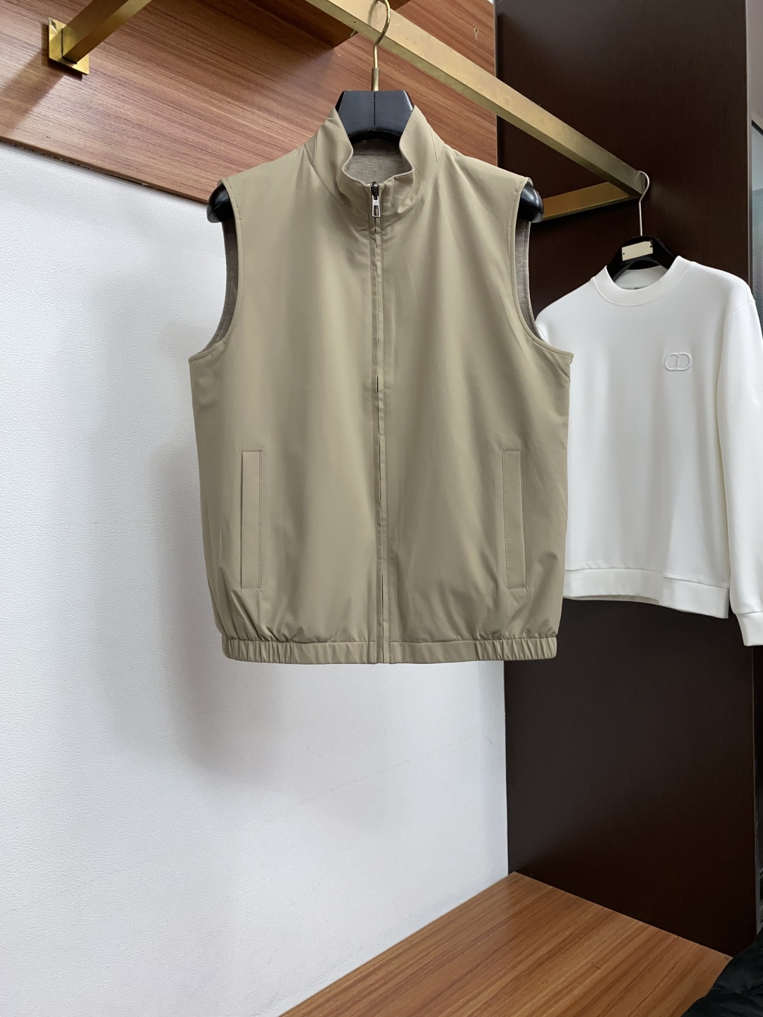 Loro piana 诺悠翩雅 2026ss春季新款发布双面马甲夹克外套，秋冬季爆款外套，经典剪刀臂章设计，穿上就是舒适