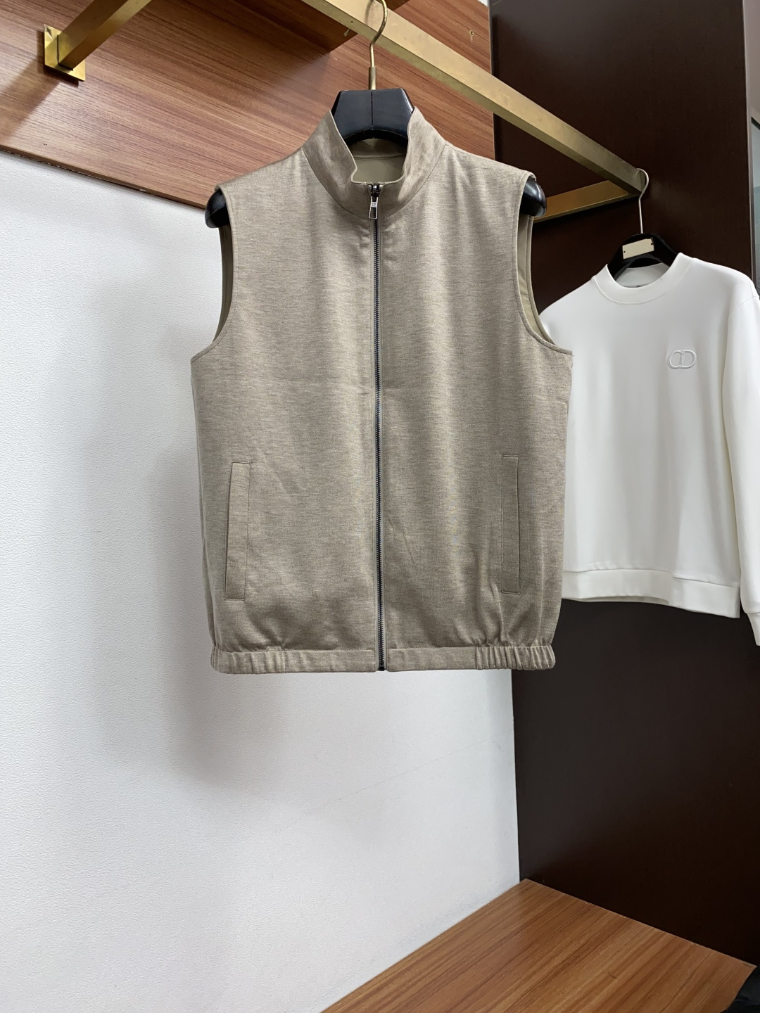 Loro piana 诺悠翩雅 2026ss春季新款发布双面马甲夹克外套，秋冬季爆款外套，经典剪刀臂章设计，穿上就是舒适
