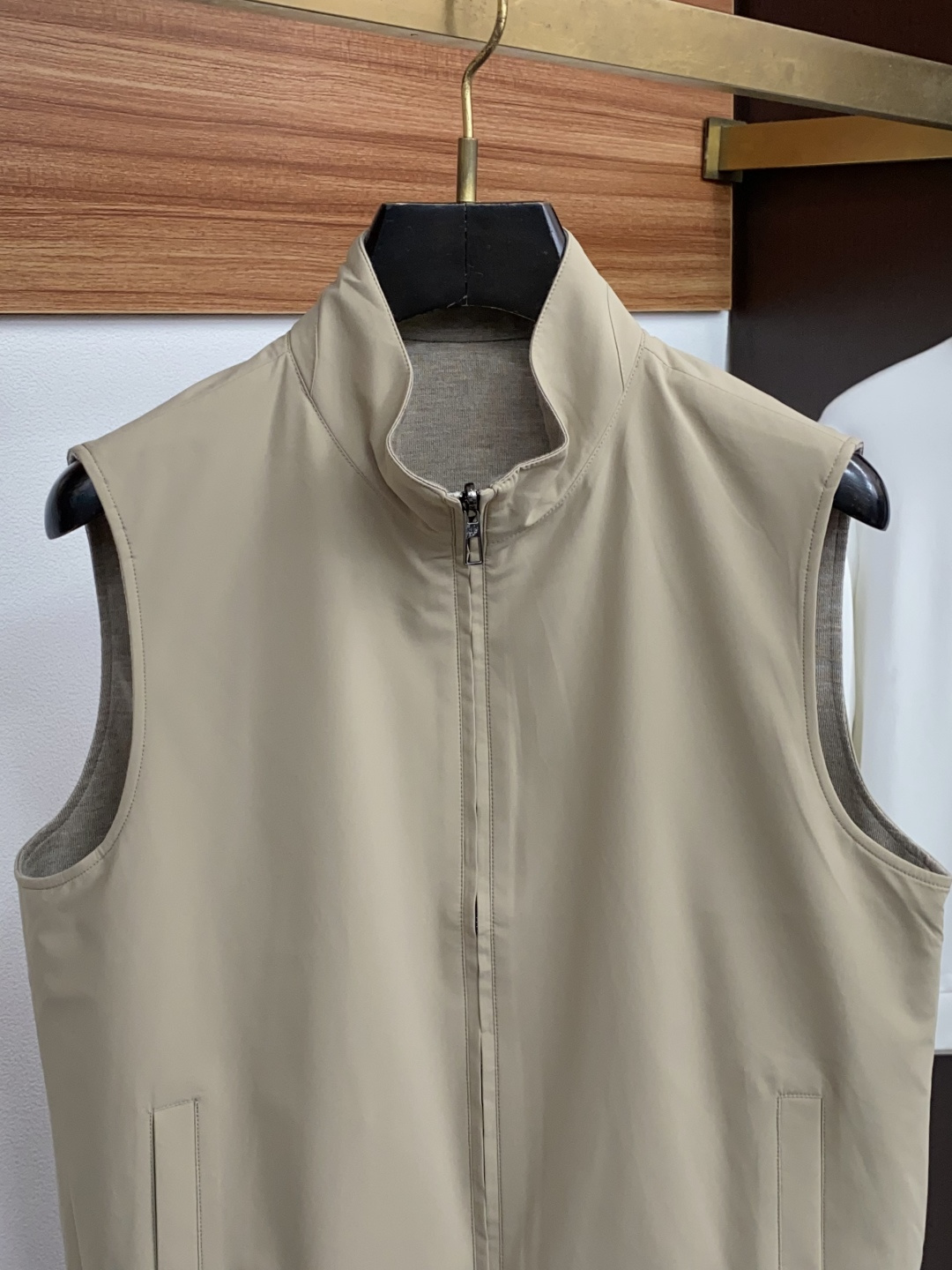 Loro piana 诺悠翩雅 2026ss春季新款发布双面马甲夹克外套，秋冬季爆款外套，经典剪刀臂章设计，穿上就是舒适