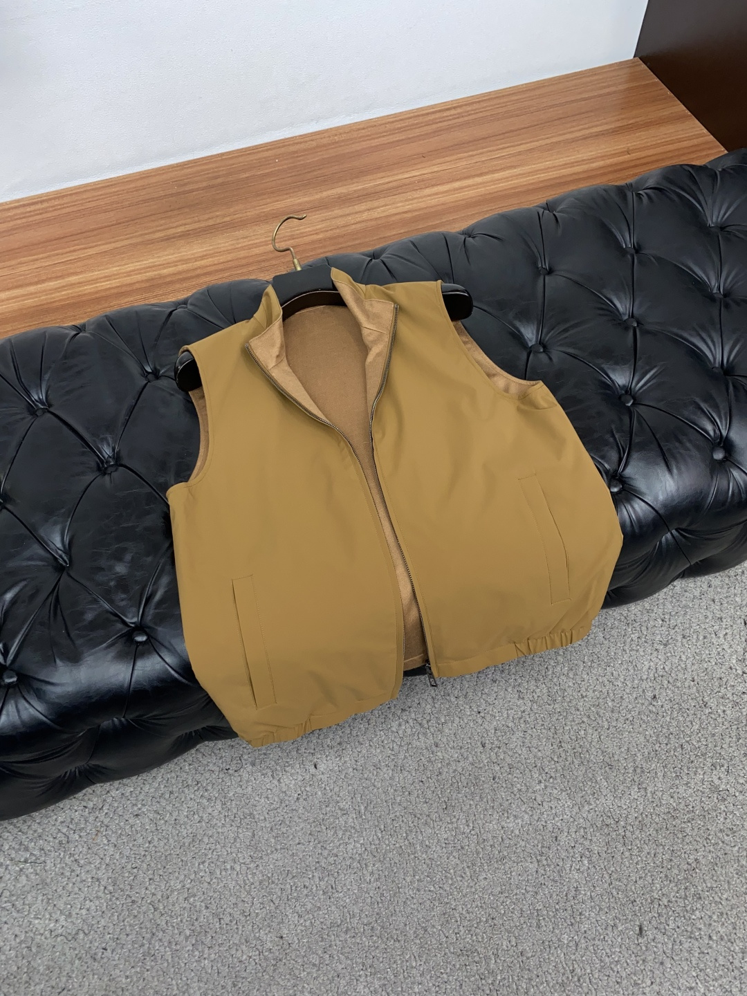 Loro piana 诺悠翩雅 2026ss春季新款发布双面马甲夹克外套，秋冬季爆款外套，经典剪刀臂章设计，穿上就是舒适