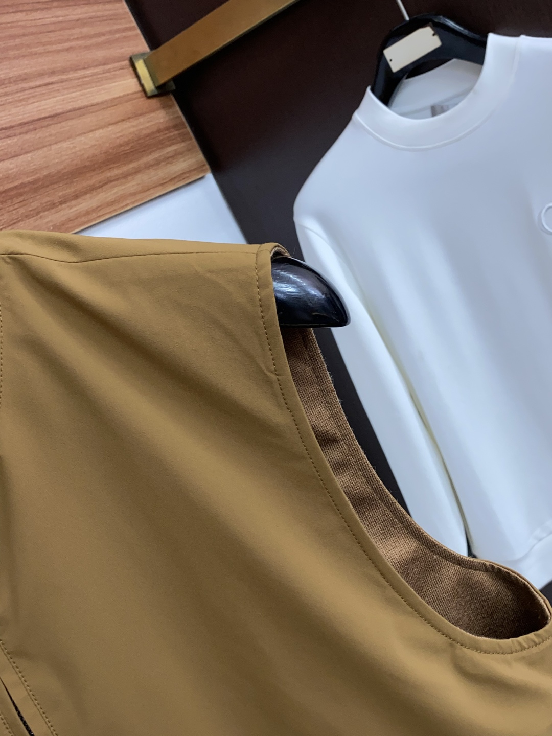 Loro piana 诺悠翩雅 2026ss春季新款发布双面马甲夹克外套，秋冬季爆款外套，经典剪刀臂章设计，穿上就是舒适