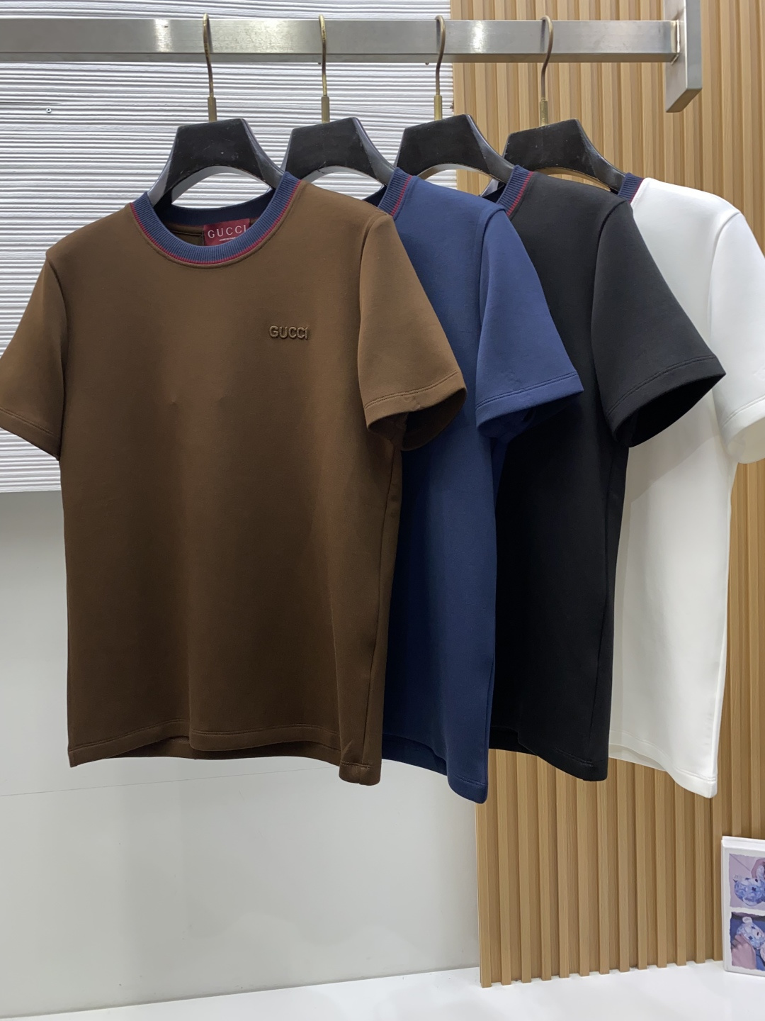 古奇  M-3xL 26秋冬男装专柜官网新品爆款面料超好 人气推荐秋冬必备卫布男士圆领短袖 正面饰有经典图标刺绣元素设计
