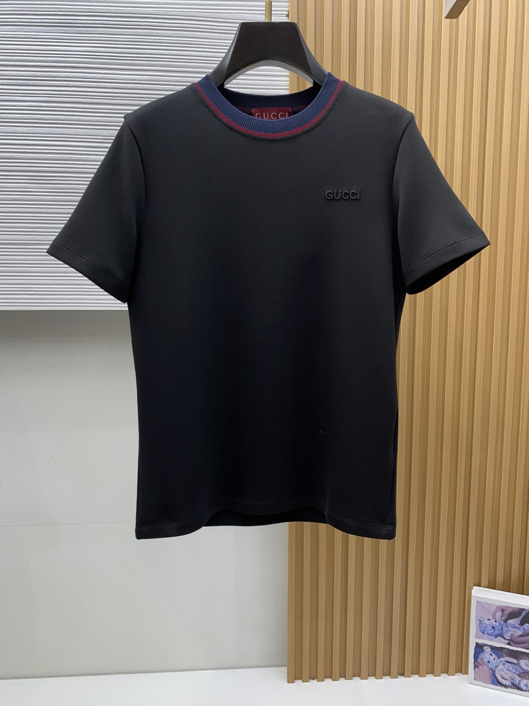 古奇 M-3xL 26秋冬男装专柜官网新品爆款面料超好 人气推荐秋冬必备卫布男士圆领短袖 正面饰有经典图标刺绣元素设计诠 古奇 M-3xL 26秋冬男装专柜官网新品爆款面料超好 人气推荐秋冬必备卫布男士圆领短袖 正面饰有经典图标刺绣元素设计诠