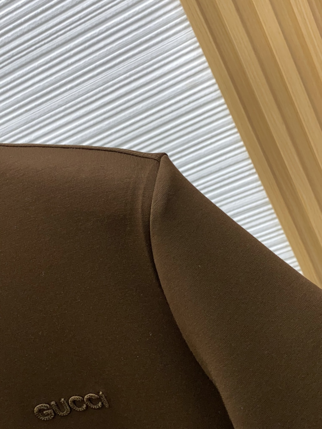 古奇  M-3xL 26秋冬男装专柜官网新品爆款面料超好 人气推荐秋冬必备卫布男士圆领短袖 正面饰有经典图标刺绣元素设计