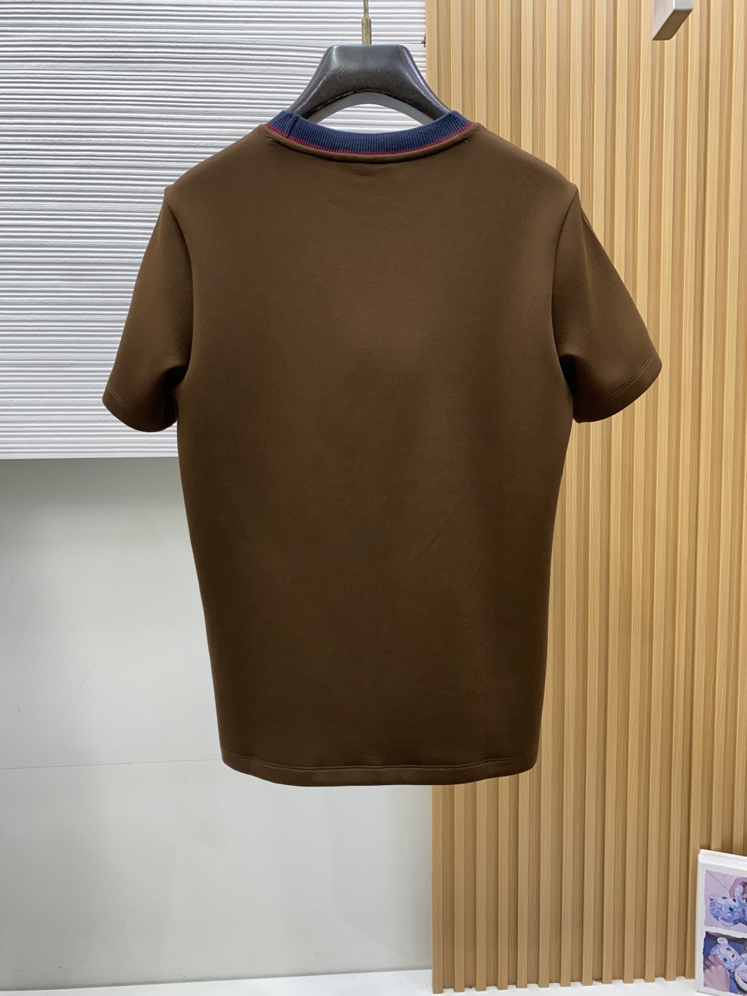古奇  M-3xL 26秋冬男装专柜官网新品爆款面料超好 人气推荐秋冬必备卫布男士圆领短袖 正面饰有经典图标刺绣元素设计