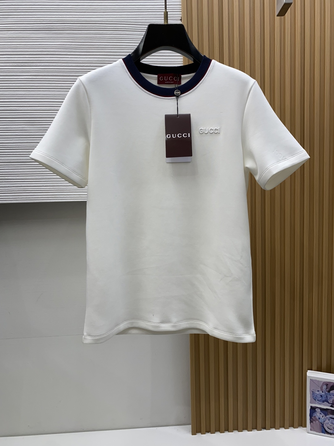 古奇 M-3xL 26秋冬男装专柜官网新品爆款面料超好 人气推荐秋冬必备卫布男士圆领短袖 正面饰有经典图标刺绣元素设计诠 古奇 M-3xL 26秋冬男装专柜官网新品爆款面料超好 人气推荐秋冬必备卫布男士圆领短袖 正面饰有经典图标刺绣元素设计诠