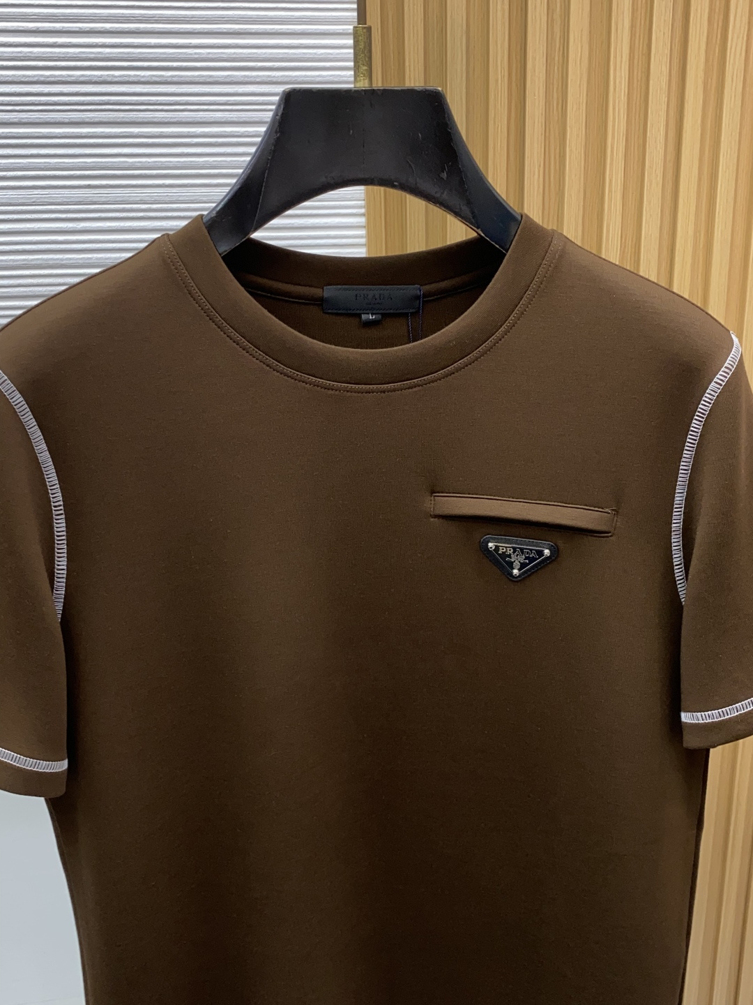 普拉达 M-3xL 26秋冬男装专柜官网新品爆款面料超好 人气推荐秋冬必备卫布男士圆领短袖 正面饰有经典图标刺绣元素设计