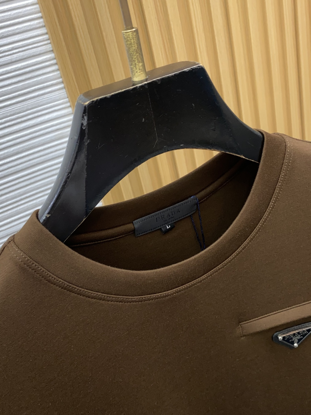 普拉达 M-3xL 26秋冬男装专柜官网新品爆款面料超好 人气推荐秋冬必备卫布男士圆领短袖 正面饰有经典图标刺绣元素设计