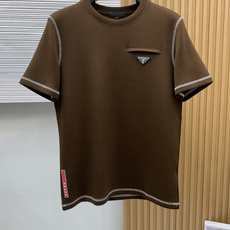普拉达 M-3xL 26秋冬男装专柜官网新品爆款面料超好 人气推荐秋冬必备卫布男士圆领短袖 正面饰有经典图标刺绣元素设计 普拉达 M-3xL 26秋冬男装专柜官网新品爆款面料超好 人气推荐秋冬必备卫布男士圆领短袖 正面饰有经典图标刺绣元素设计