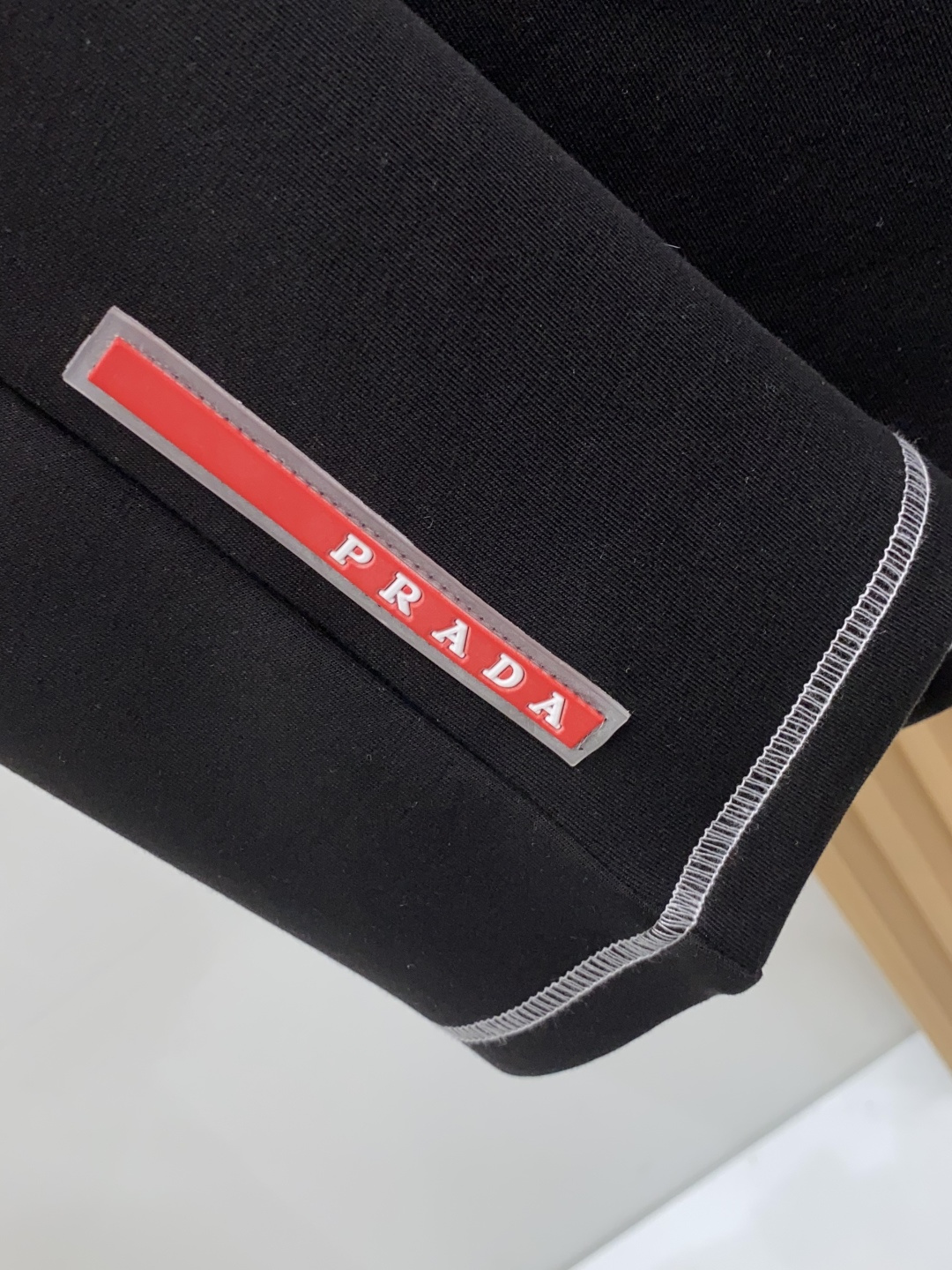 普拉达 M-3xL 26秋冬男装专柜官网新品爆款面料超好 人气推荐秋冬必备卫布男士圆领短袖 正面饰有经典图标刺绣元素设计