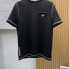 普拉达 M-3xL 26秋冬男装专柜官网新品爆款面料超好 人气推荐秋冬必备卫布男士圆领短袖 正面饰有经典图标刺绣元素设计 普拉达 M-3xL 26秋冬男装专柜官网新品爆款面料超好 人气推荐秋冬必备卫布男士圆领短袖 正面饰有经典图标刺绣元素设计