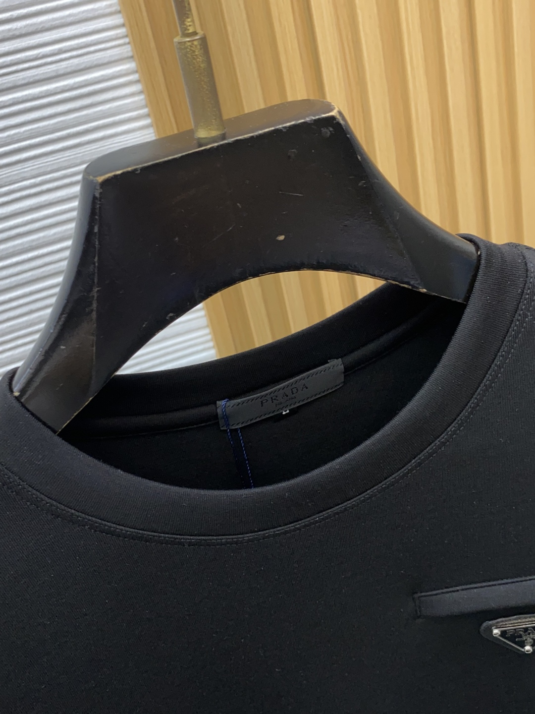 普拉达 M-3xL 26秋冬男装专柜官网新品爆款面料超好 人气推荐秋冬必备卫布男士圆领短袖 正面饰有经典图标刺绣元素设计