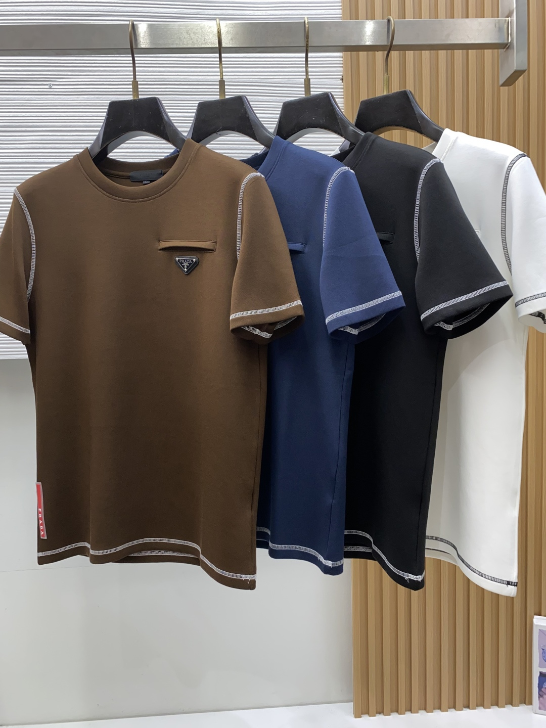 普拉达 M-3xL 26秋冬男装专柜官网新品爆款面料超好 人气推荐秋冬必备卫布男士圆领短袖 正面饰有经典图标刺绣元素设计