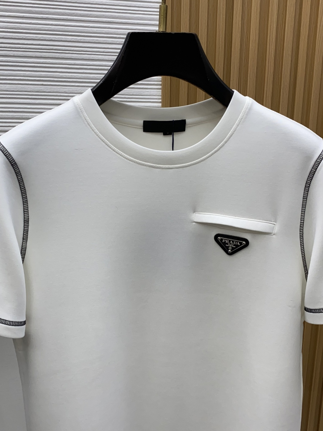 普拉达 M-3xL 26秋冬男装专柜官网新品爆款面料超好 人气推荐秋冬必备卫布男士圆领短袖 正面饰有经典图标刺绣元素设计