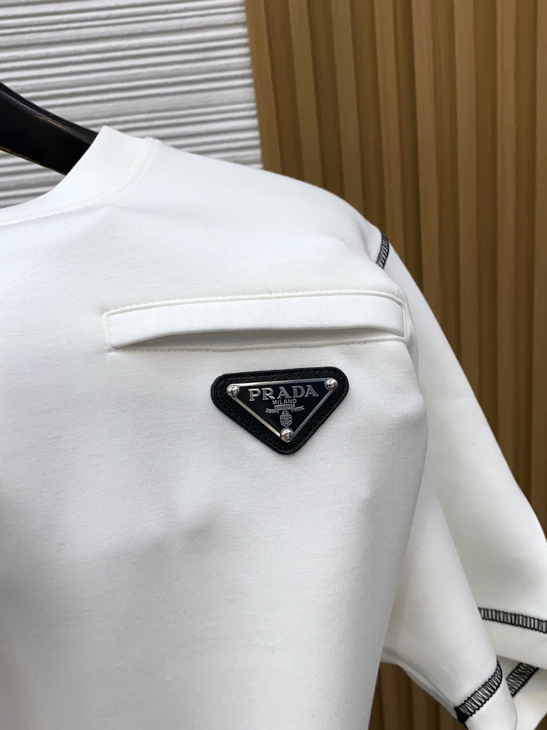 普拉达 M-3xL 26秋冬男装专柜官网新品爆款面料超好 人气推荐秋冬必备卫布男士圆领短袖 正面饰有经典图标刺绣元素设计