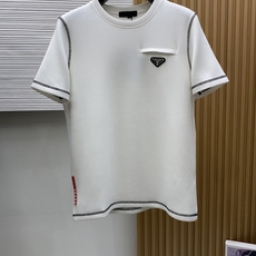 普拉达 M-3xL 26秋冬男装专柜官网新品爆款面料超好 人气推荐秋冬必备卫布男士圆领短袖 正面饰有经典图标刺绣元素设计 普拉达 M-3xL 26秋冬男装专柜官网新品爆款面料超好 人气推荐秋冬必备卫布男士圆领短袖 正面饰有经典图标刺绣元素设计