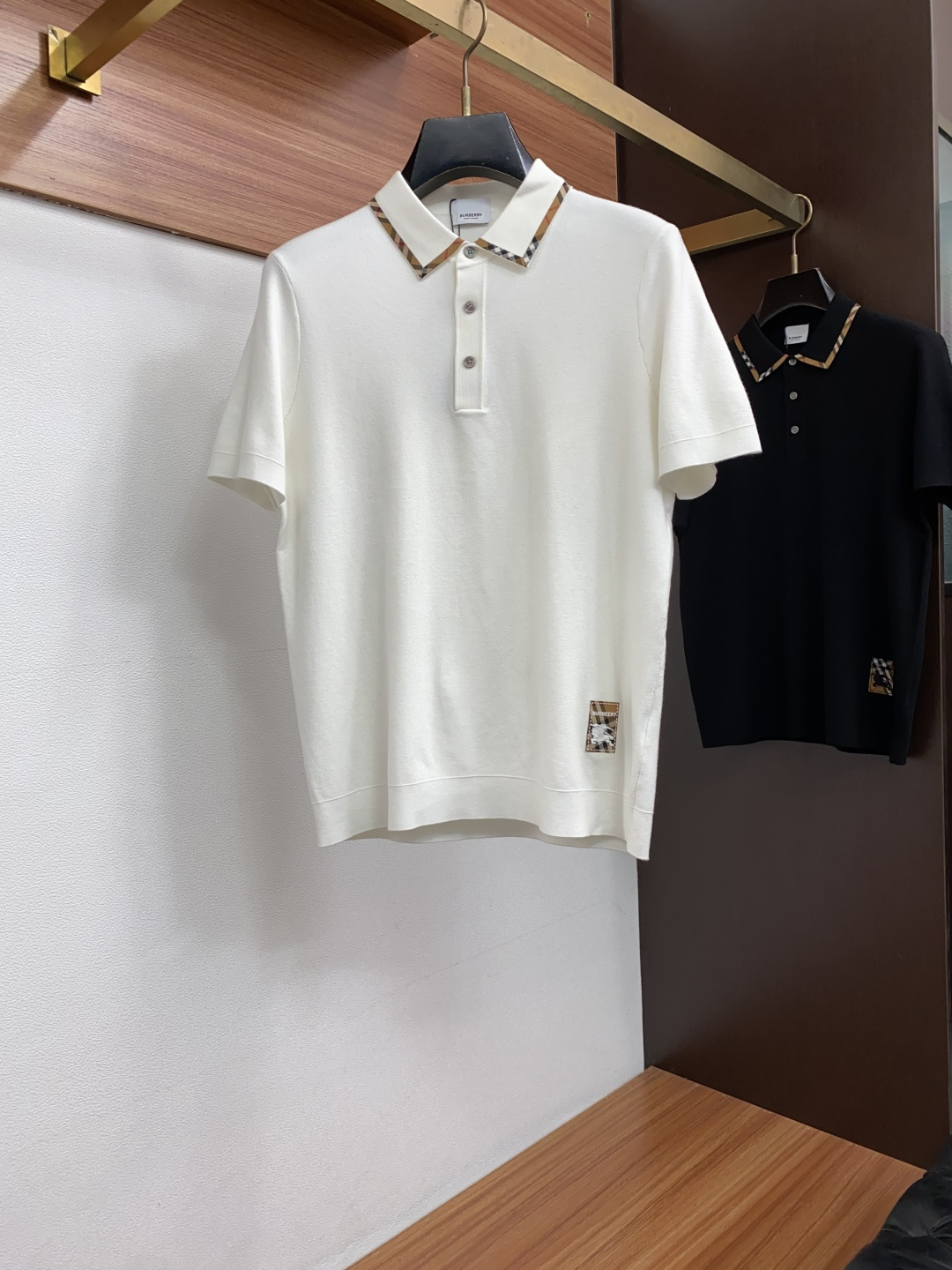 巴宝莉 尺码M-4xL 2026秋冬翻领Polo针织衫 工艺 双领设计 商务老钱风 视觉主调,休闲时尚款式 功能 时尚休 巴宝莉 尺码M-4xL 2026秋冬翻领Polo针织衫 工艺 双领设计 商务老钱风 视觉主调,休闲时尚款式 功能 时尚休