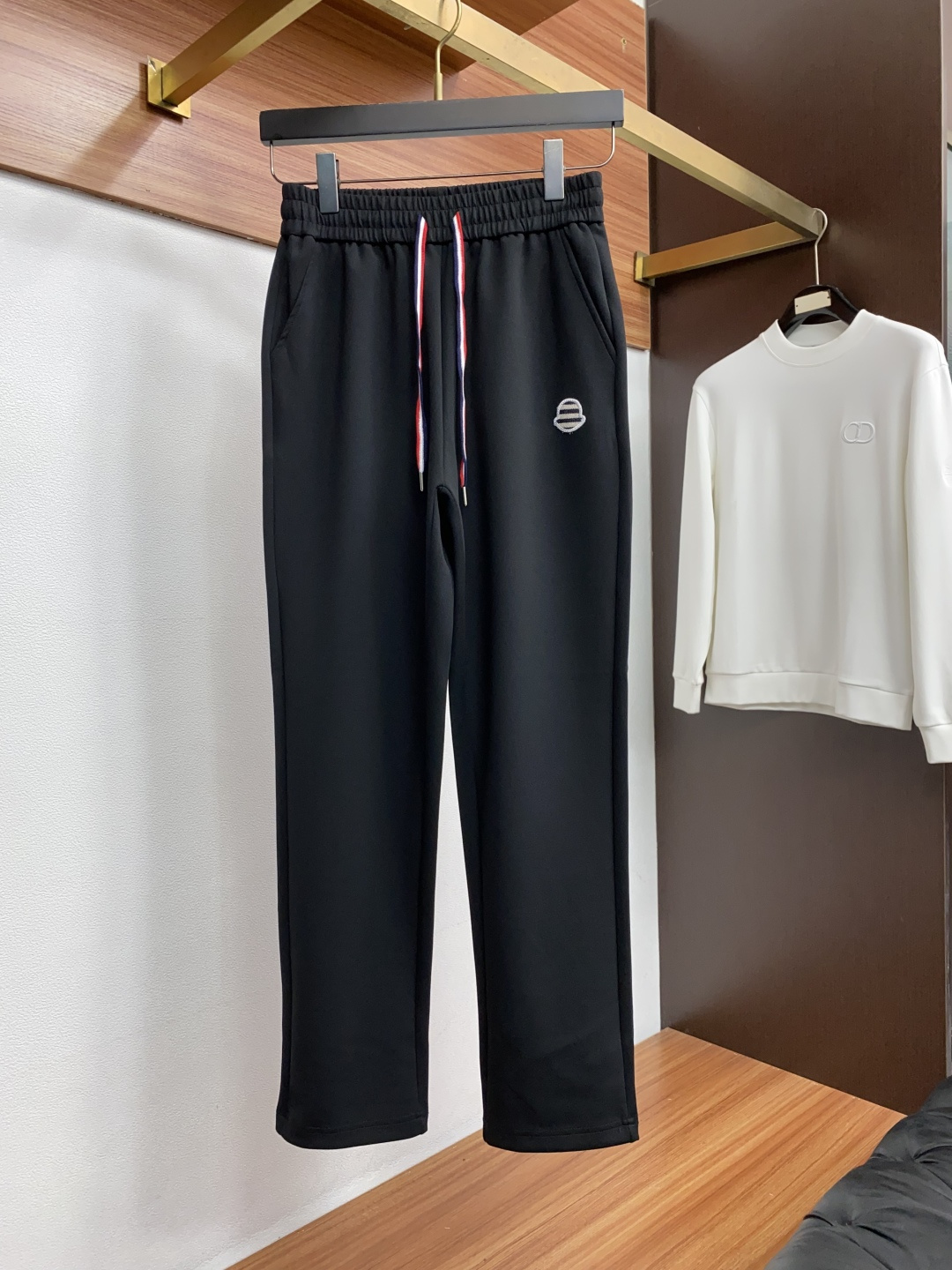 蒙口 M-3xL 休闲运动套装|纯正老钱松弛感 低调立领拉链外套+直筒长裤成套搭配 甄选细腻羊毛混纺面料,软糯亲肤,透气 蒙口 M-3xL 休闲运动套装|纯正老钱松弛感 低调立领拉链外套+直筒长裤成套搭配 甄选细腻羊毛混纺面料,软糯亲肤,透气