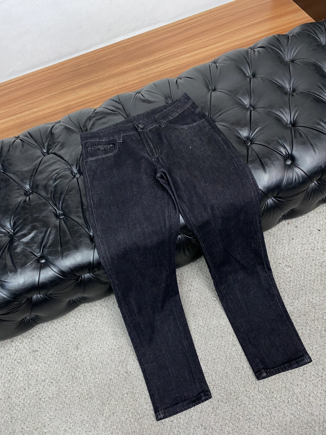 阿玛尼 29-38 2026秋冬新款 牛仔裤 干净利落剪裁，都市风十足 采用精纺面料手感软糯干爽，上身效果挺括有型。五金