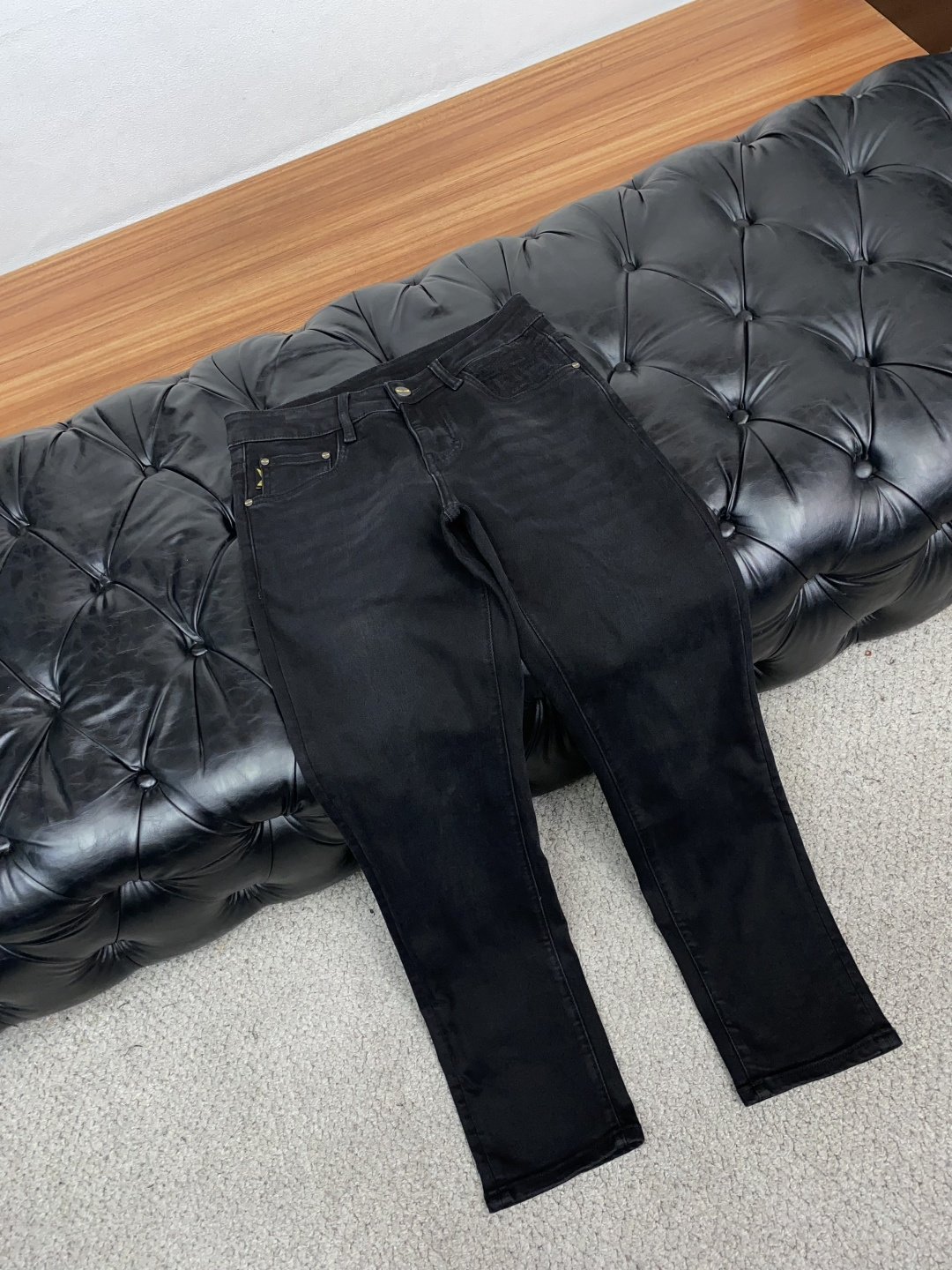 芬迪 29-38 2026秋冬新款 牛仔裤 干净利落剪裁，都市风十足 采用精纺面料手感软糯干爽，上身效果挺括有型。五金精