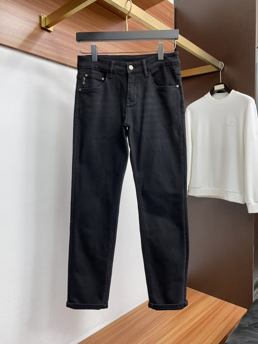 芬迪 29-38 2026秋冬新款 牛仔裤 干净利落剪裁，都市风十足 采用精纺面料手感软糯干爽，上身效果挺括有型。五金精