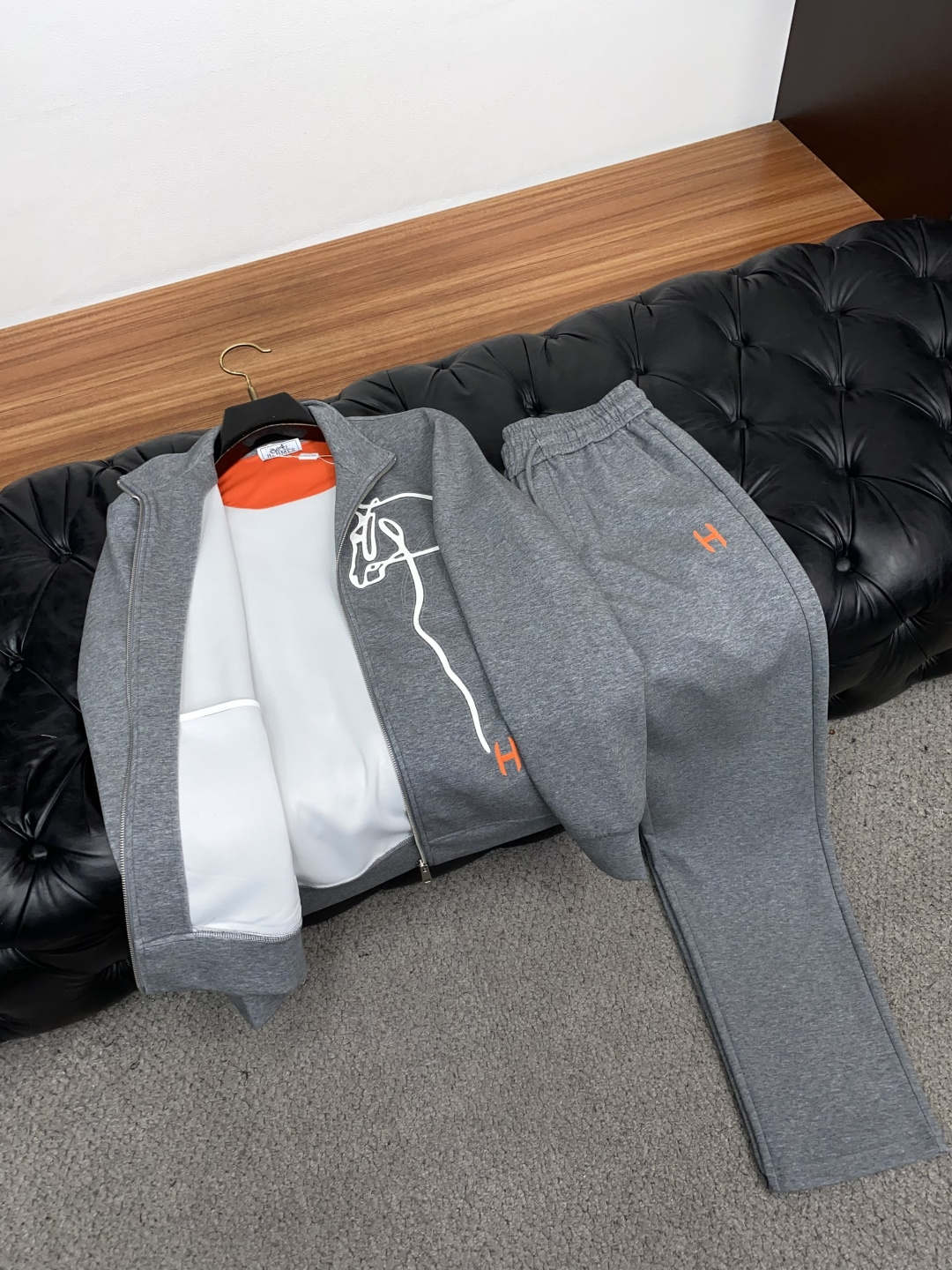 爱马仕 M-3xL 休闲运动套装|纯正老钱松弛感 低调立领拉链外套+直筒长裤成套搭配 甄选细腻羊毛混纺面料,软糯亲肤,透 爱马仕 M-3xL 休闲运动套装|纯正老钱松弛感 低调立领拉链外套+直筒长裤成套搭配 甄选细腻羊毛混纺面料,软糯亲肤,透