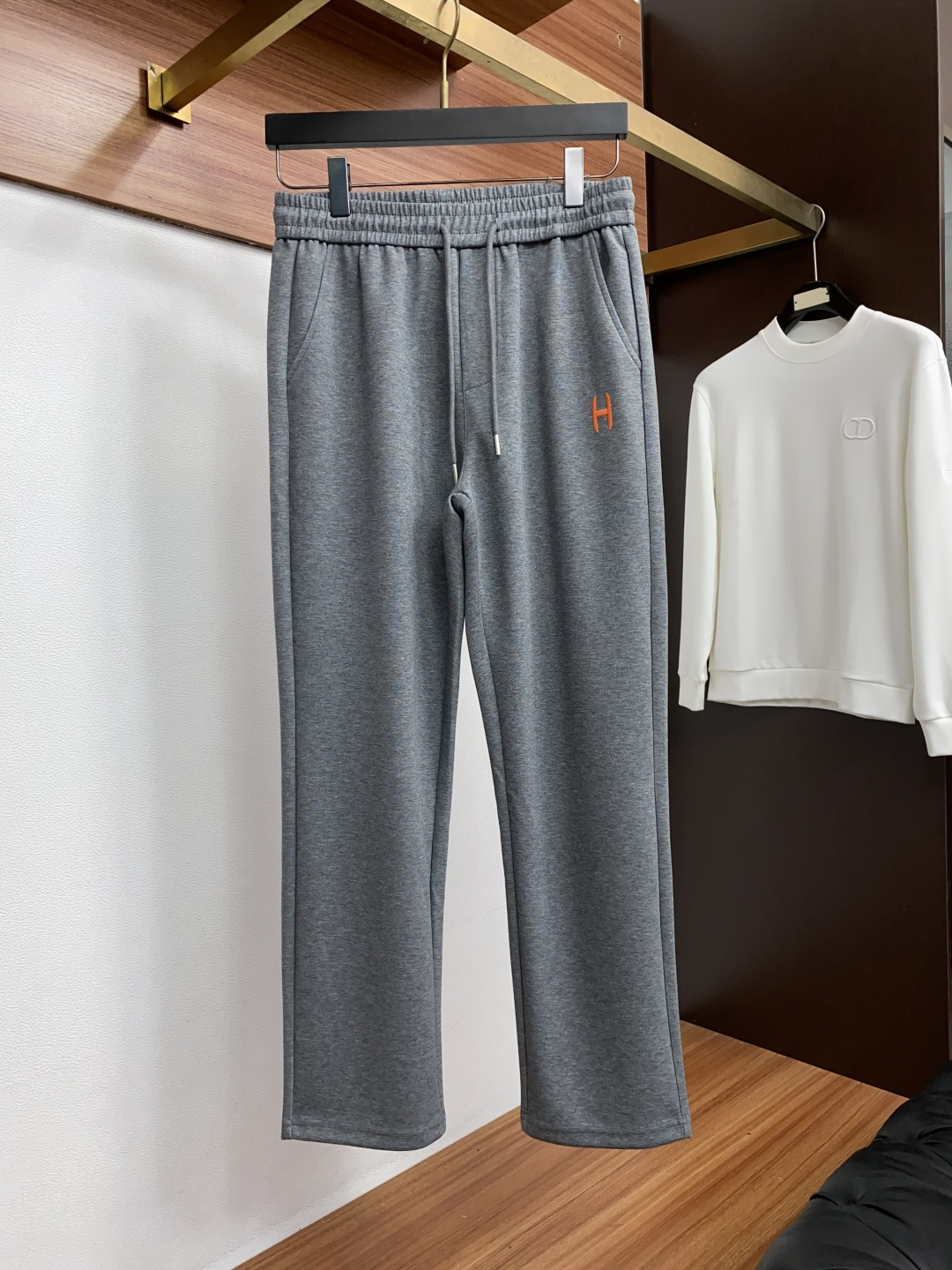 爱马仕 M-3xL 休闲运动套装|纯正老钱松弛感 低调立领拉链外套+直筒长裤成套搭配 甄选细腻羊毛混纺面料,软糯亲肤,透 爱马仕 M-3xL 休闲运动套装|纯正老钱松弛感 低调立领拉链外套+直筒长裤成套搭配 甄选细腻羊毛混纺面料,软糯亲肤,透
