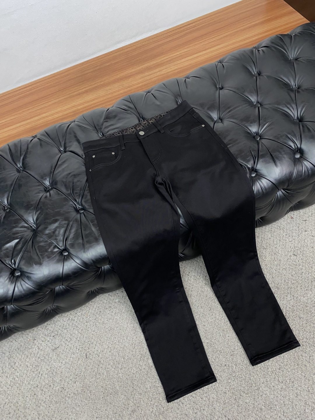 罗意威 29-38 2026秋冬新款 牛仔裤 干净利落剪裁，都市风十足 采用精纺面料手感软糯干爽，上身效果挺括有型。五金