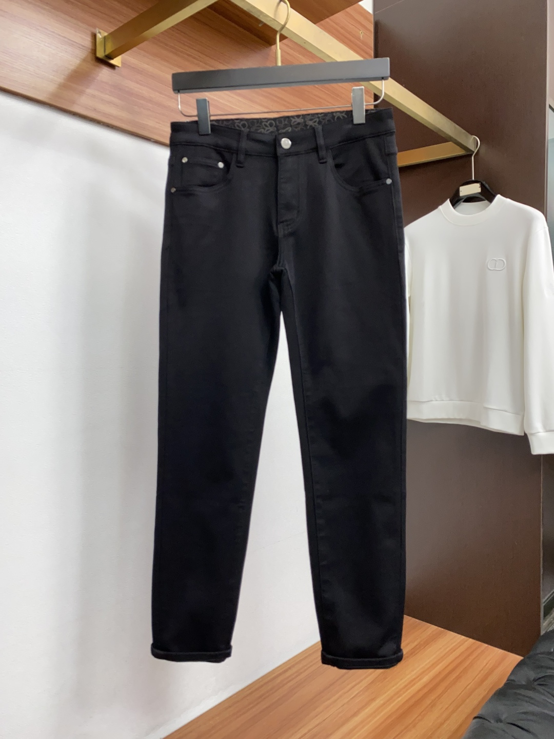 罗意威 29-38 2026秋冬新款 牛仔裤 干净利落剪裁，都市风十足 采用精纺面料手感软糯干爽，上身效果挺括有型。五金