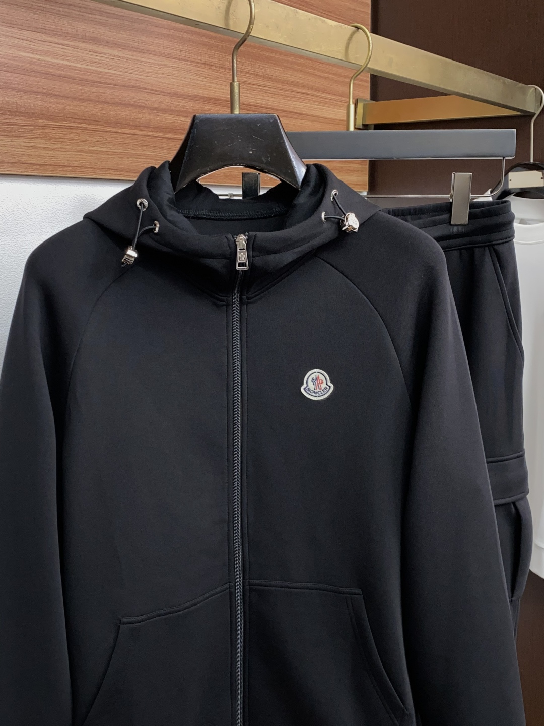 /套装 Moncler 蒙口，成套不拆2026秋冬季最新品，专柜同步有售，原单狠货，时尚休闲套装，上身舒适！吸睛而有亮点