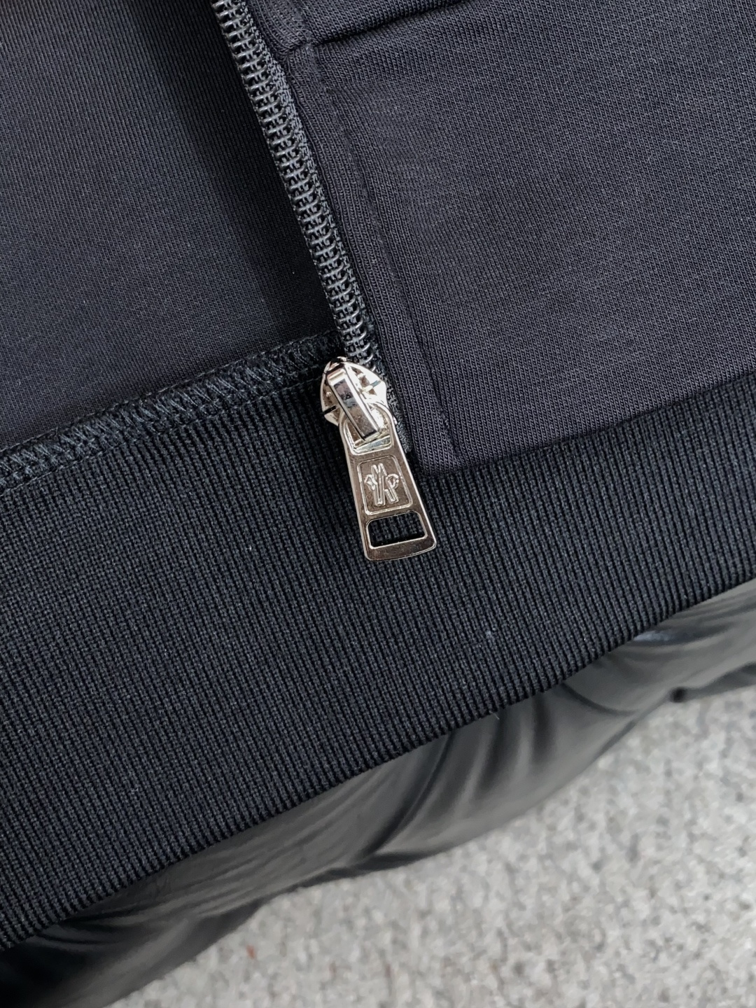 /套装 Moncler 蒙口，成套不拆2026秋冬季最新品，专柜同步有售，原单狠货，时尚休闲套装，上身舒适！吸睛而有亮点