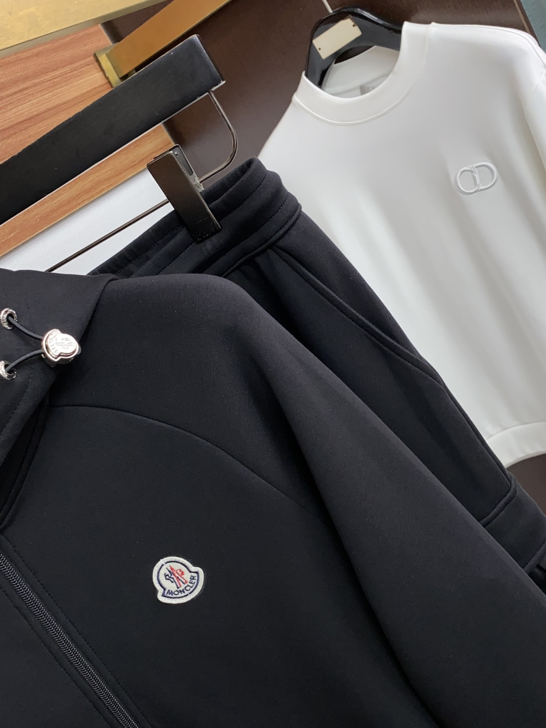 /套装 Moncler 蒙口，成套不拆2026秋冬季最新品，专柜同步有售，原单狠货，时尚休闲套装，上身舒适！吸睛而有亮点