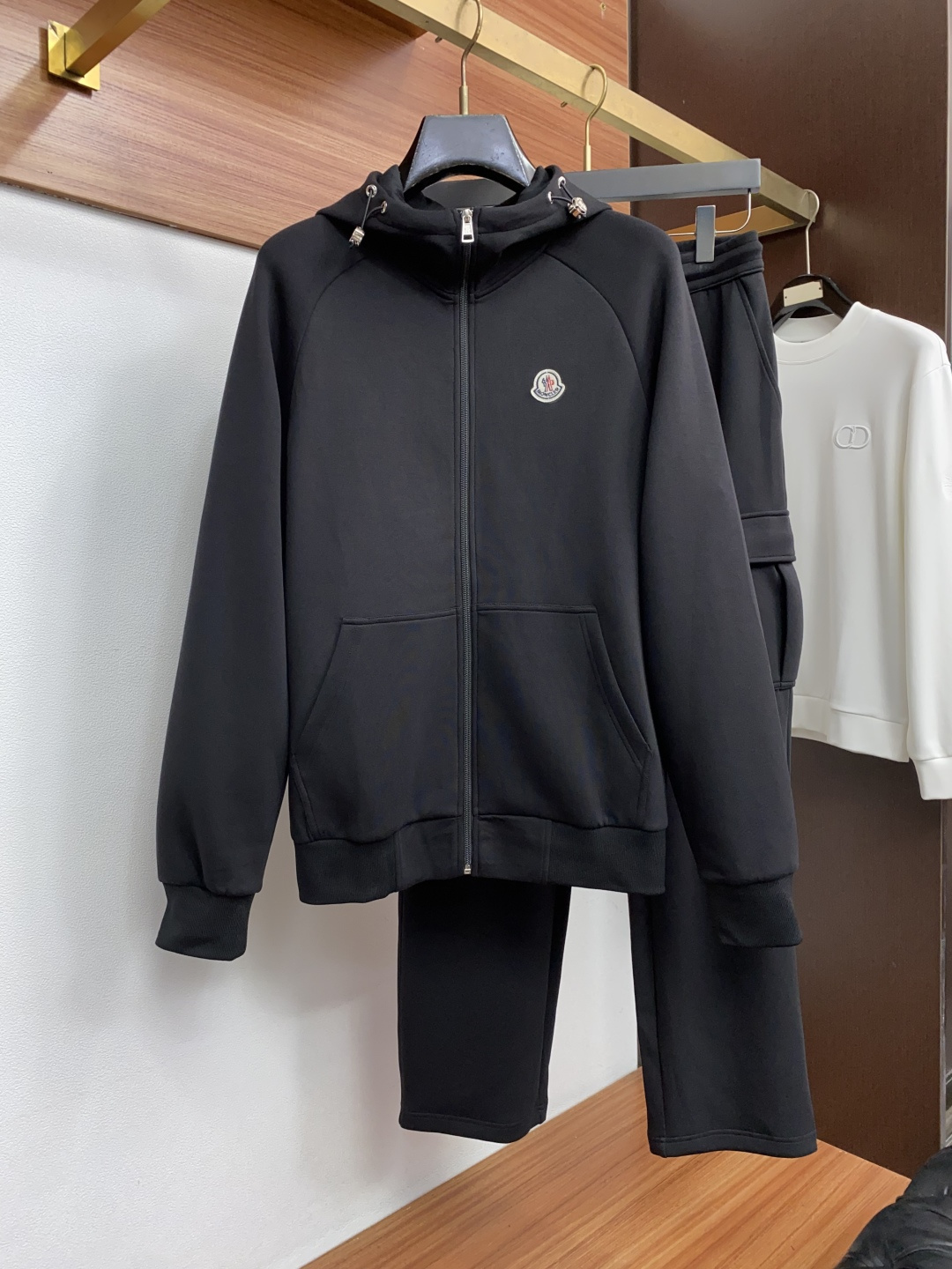 /套装 Moncler 蒙口,成套不拆2026秋冬季最新品,专柜同步有售,原单狠货,时尚休闲套装,上身舒适!吸睛而有亮点 /套装 Moncler 蒙口,成套不拆2026秋冬季最新品,专柜同步有售,原单狠货,时尚休闲套装,上身舒适!吸睛而有亮点