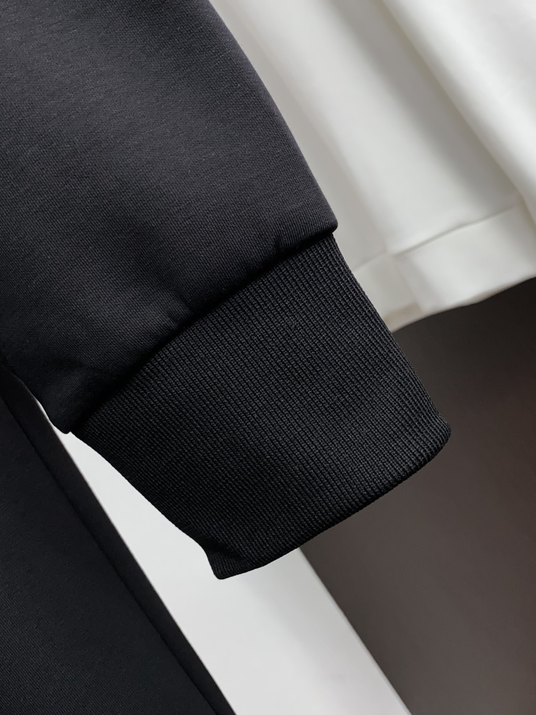 /套装 Moncler 蒙口，成套不拆2026秋冬季最新品，专柜同步有售，原单狠货，时尚休闲套装，上身舒适！吸睛而有亮点