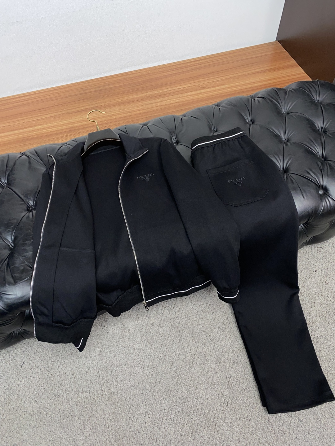 /套装 Prad* 普拉达 成套不拆2026秋冬季最新品，专柜同步有售，原单狠货，时尚休闲套装，上身舒适！吸睛而有亮点，