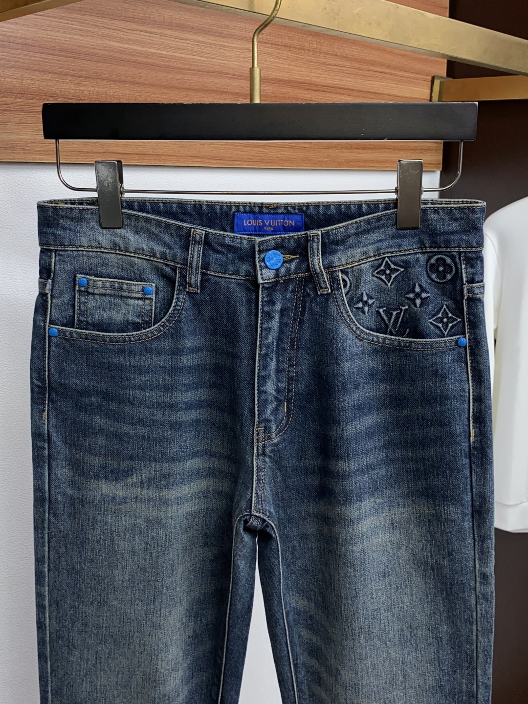 1v 路易威登 29-38 2026秋冬新款 牛仔裤 干净利落剪裁，都市风十足 采用精纺面料手感软糯干爽，上身效果挺括有